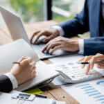 Pessoal somando valores para a recuperação do PIS e Cofins monofásico